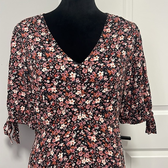 Luxology Floral Print midi Dress with Button Details Short Sleeve size Medium - Picture 2 of 7